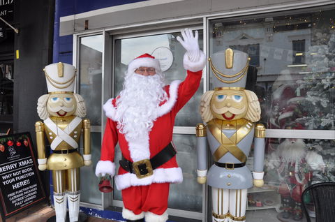 Mrs Claus And Santa - E Caravan Parks 0