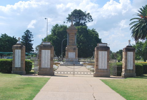 Warwick War Memorial And Gates - E Caravan Parks 0