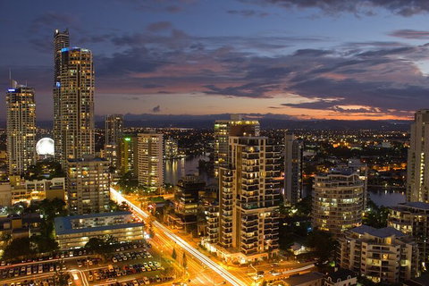 Gold Coast Airport Transfers : Airport OOL To Gold Coast City In Luxury Car - E Caravan Parks 5