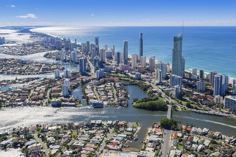 Gold Coast Airport Transfers : Airport OOL To Gold Coast City In Luxury Car - E Caravan Parks 4