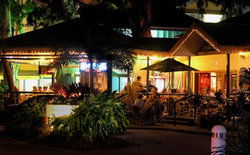 Apres Beach Bar & Grill - Palm Cove - E Caravan Parks 1