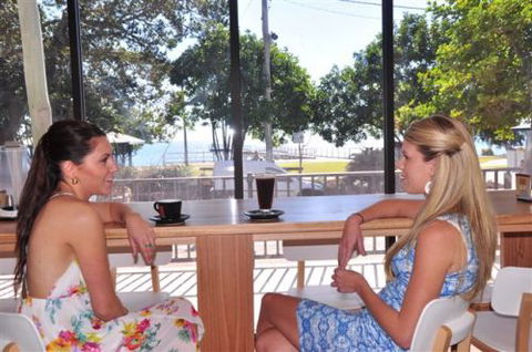 Beach House Hotel - E Caravan Parks 1
