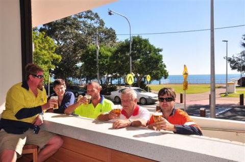 Beach House Hotel - E Caravan Parks 2