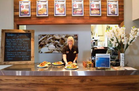 Hoey Moey–Park Beach Hotel - E Caravan Parks 2