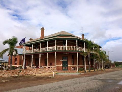 Greenhills Inn - E Caravan Parks 2