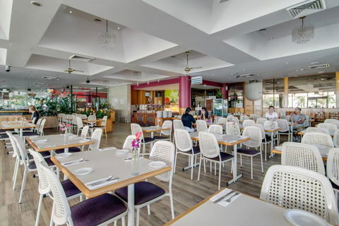 Charlie’s Seafood Buffet - E Caravan Parks 1