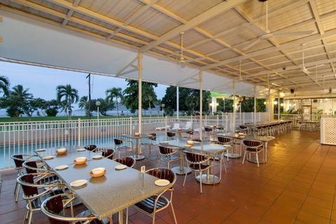 Charlie’s Seafood Buffet - E Caravan Parks 2
