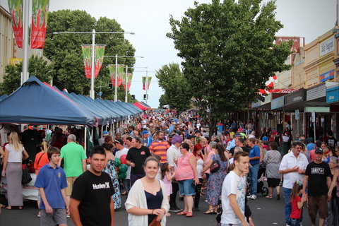 Cowra Christmas Street Festival - E Caravan Parks 0