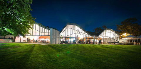 Peppermint Bay - Bar, Dining And Terrace - E Caravan Parks 4