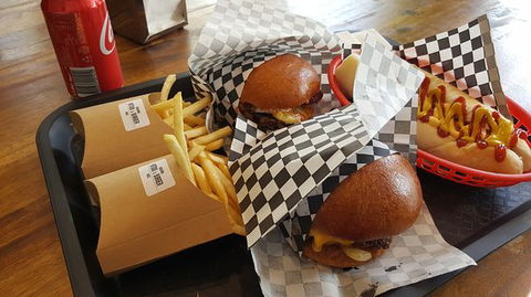 Melbourne Hotdog & Burger House - E Caravan Parks 0