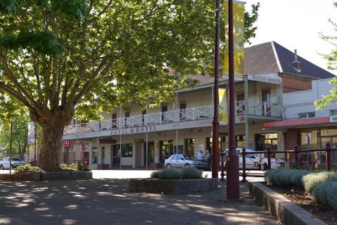Royal Hotel Restaurant - E Caravan Parks 0