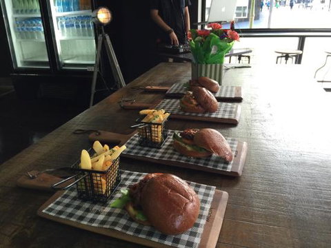 The Square Cafe Bar Restaurant - E Caravan Parks 0