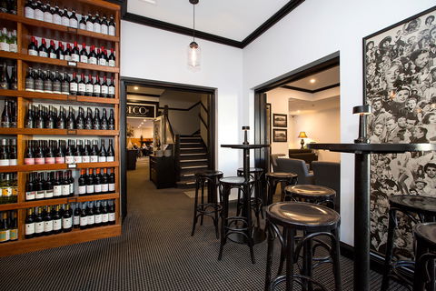 Deco Wine Bar And Restaurant - E Caravan Parks 1