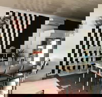 Cafe on West - Closed - E Caravan Parks