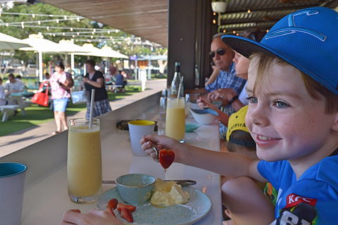Snapper Rocks Bar & Kitchen - E Caravan Parks 2