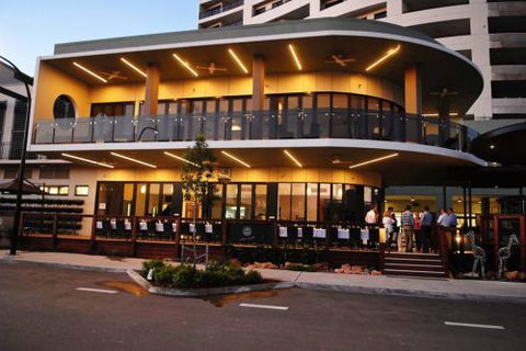Q Bar & Brasserie On The Avenue - E Caravan Parks 1