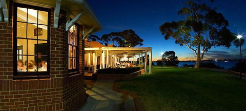 Beess & Co Cafe - E Caravan Parks 8