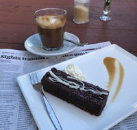 Jack Loves Red - E Caravan Parks