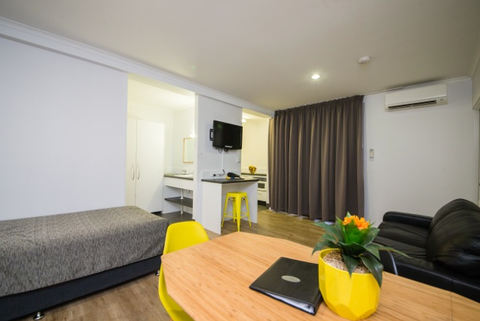 Glenmore Palms Motel - E Caravan Parks 0