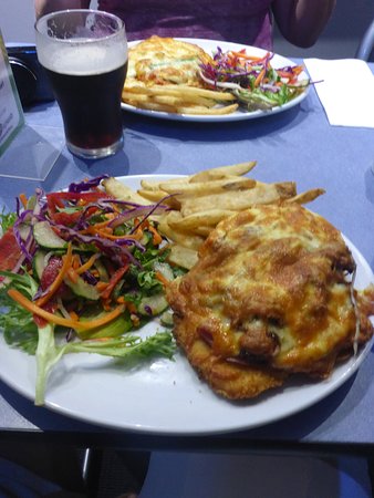 Queens Beach Motor Hotel - E Caravan Parks 0