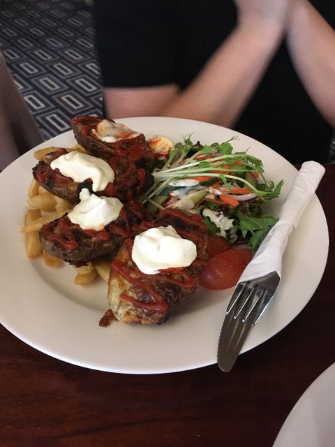 Trafalgars Hotel - E Caravan Parks 12