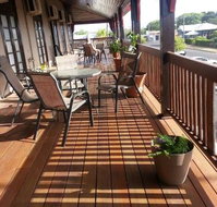 Commercial Hotel Clermont - E Caravan Parks
