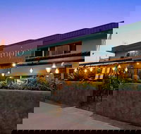 Mojo's Bar  Grill - E Caravan Parks