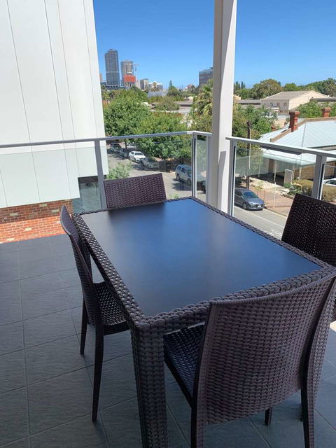 Adelaide Dress Circle Apartments - E Caravan Parks 8