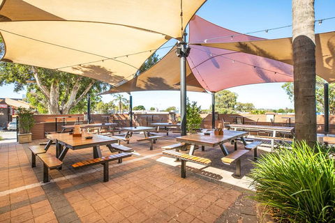 Nightcap At Wanneroo Tavern - E Caravan Parks 1