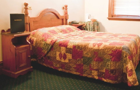O'Malleys Hotel - E Caravan Parks 1