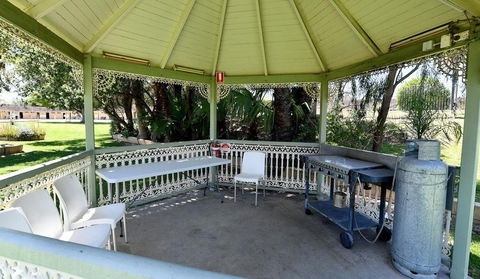 Burke & Wills Motor Inn - E Caravan Parks 1