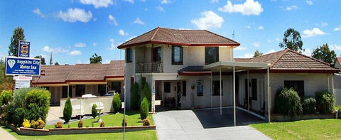 Sapphire City Motor Inn - E Caravan Parks 0