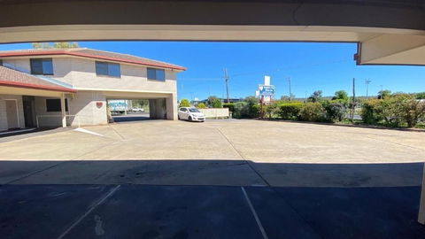 Sapphire City Motor Inn - E Caravan Parks 2