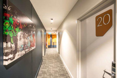 Chardons Corner Hotel - E Caravan Parks 0