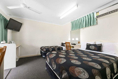 Econo Lodge Park Lane - E Caravan Parks 1
