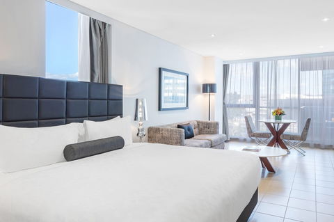 Meriton Suites Broadbeach - E Caravan Parks 1