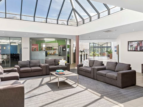 Ibis Styles Eagle Hawk Canberra Resort - E Caravan Parks 0