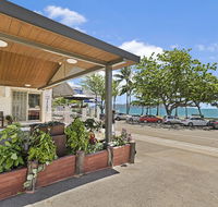 Beach House Motel - E Caravan Parks