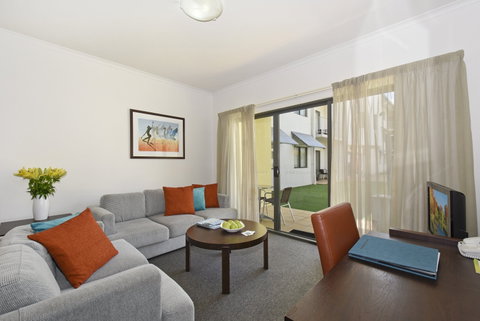 Metro Advance Apartments & Hotel - E Caravan Parks 5