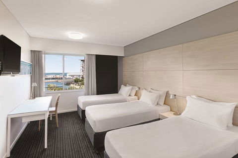 Vibe Hotel Darwin Waterfront - E Caravan Parks 6