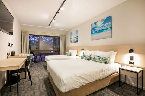 Kawana Waters Hotel By NightCap - E Caravan Parks 2