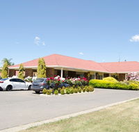 Pines Country Club Motor Inn - E Caravan Parks