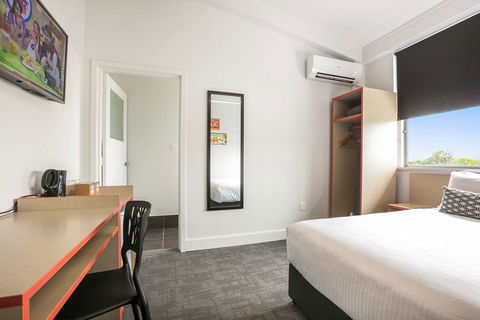 Camp Hill Hotel - E Caravan Parks 2