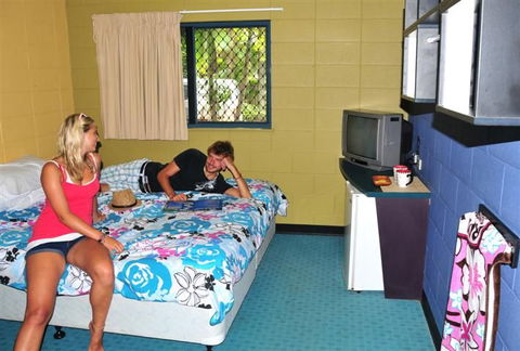 Nomads Cairns Backpackers Resort - E Caravan Parks 2