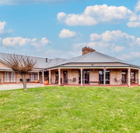 The Bowen Inn Motel - E Caravan Parks