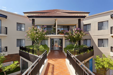 Astra Apartments The Griffin - E Caravan Parks 2