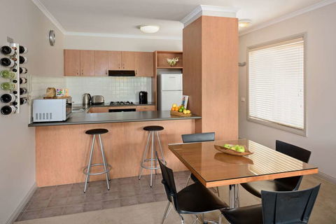 Ringwood Royale Apartment Hotel - E Caravan Parks 3