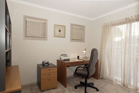 Ringwood Royale Apartment Hotel - E Caravan Parks 4