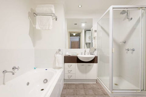 Ringwood Royale Apartment Hotel - E Caravan Parks 7