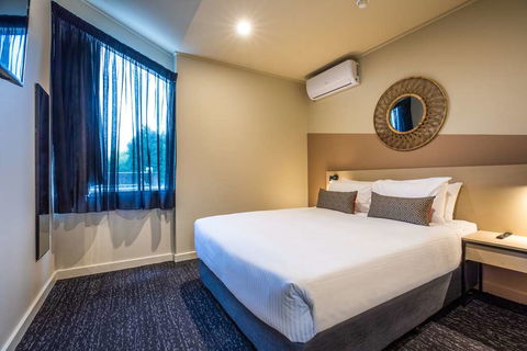 Nightcap At Manhattan Hotel - E Caravan Parks 4